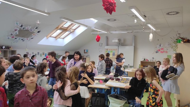 Prvňáci předávají vysvědčení páťákům