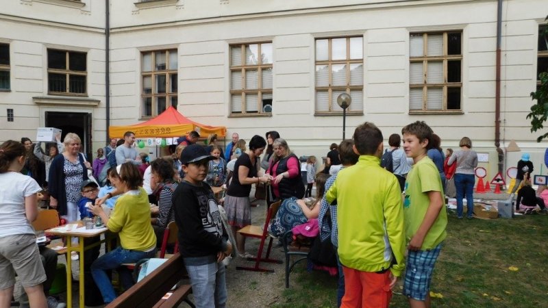 Do školy i v sobotu: Zahradní slavnost zpříjemnila poslední letní odpoledne