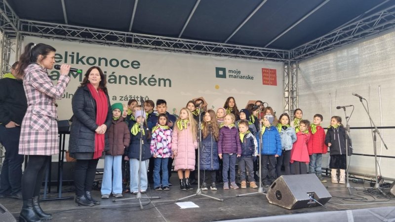 Školní pěvecký sbor Piánko vystoupil na velikonočních trzích na Mariánském náměstí